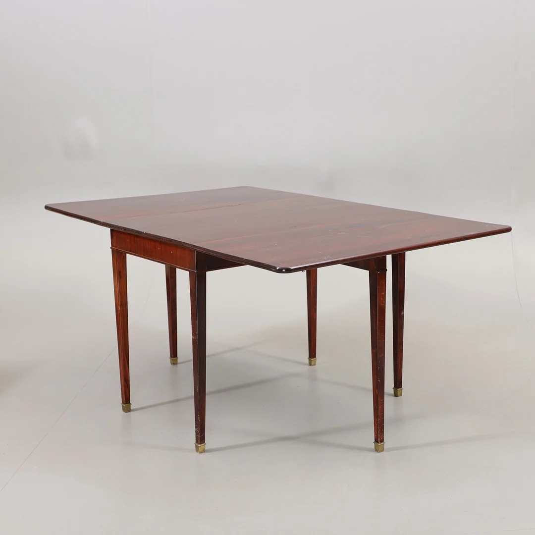 FRITS HENNINGSEN. Klaffbord med mässingsdetaljer, mahogny, 1900-talets första hälft. — Tables — Växjö Auktionskammare