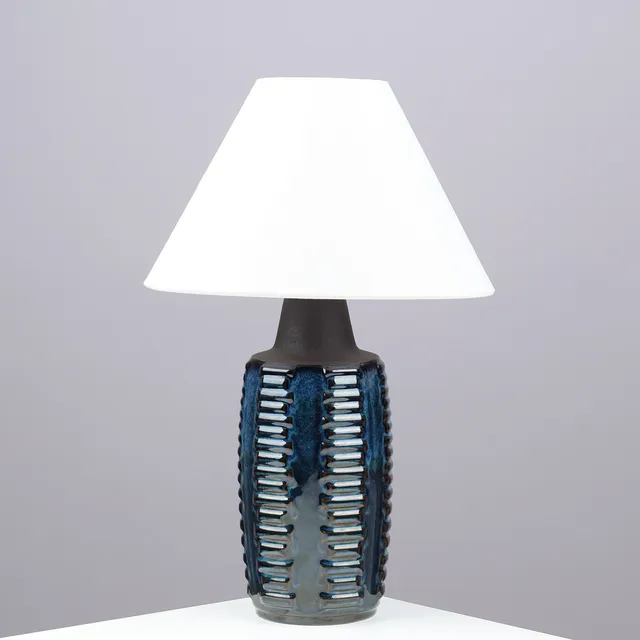EINAR JOHANSEN. Table lamp of blue-glazed stoneware with vertical rows of grooved reliefs, model no. 1034, Søholm, Bornholm, Denmark, 1950/60s.