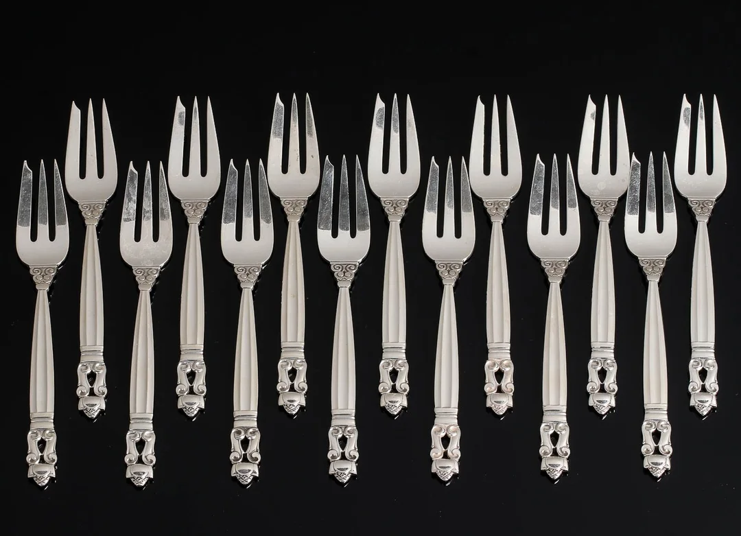 Johan Rohde for Georg Jensen. 'Konge/Acorn', 14 kagegafler af sterlingsølv (14) — Silver, bronze, copper and pewter/Silver flatware — Lauritz