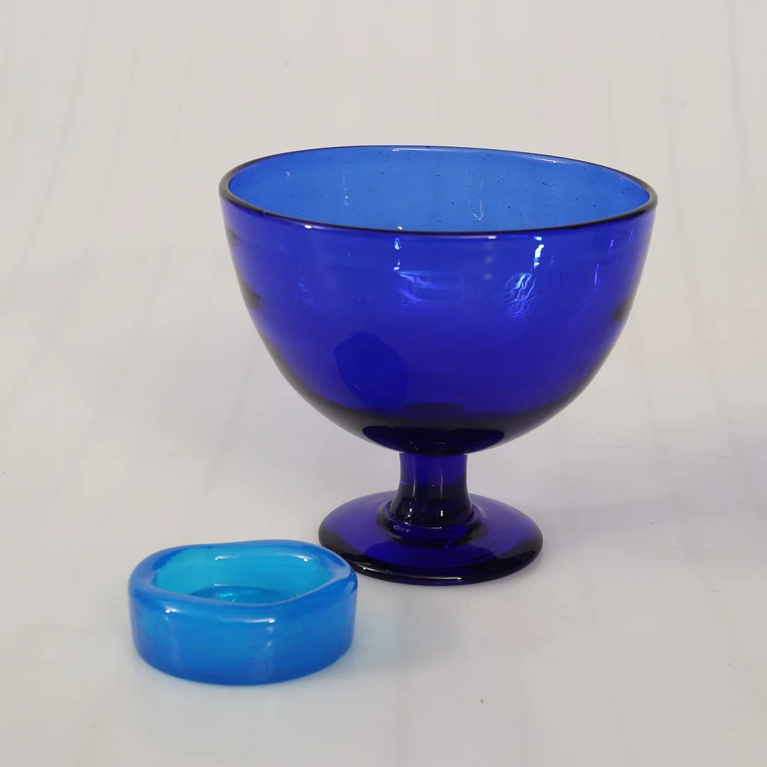 ERIK HÖGLUND. , glasföremål, 2 st., SKÅL PÅ FOT och LITET FAT. Konstnärens årtal (1932-1998). — Art glass — Limhamns Auktionsbyrå