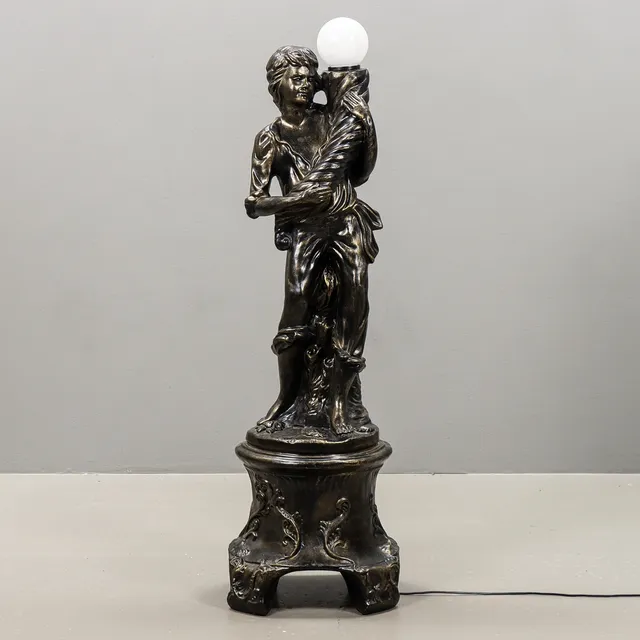 GOLVLAMPA Stomme i gjutmassa i form av mansfigur med ymnighetshorn, 2000-tal.