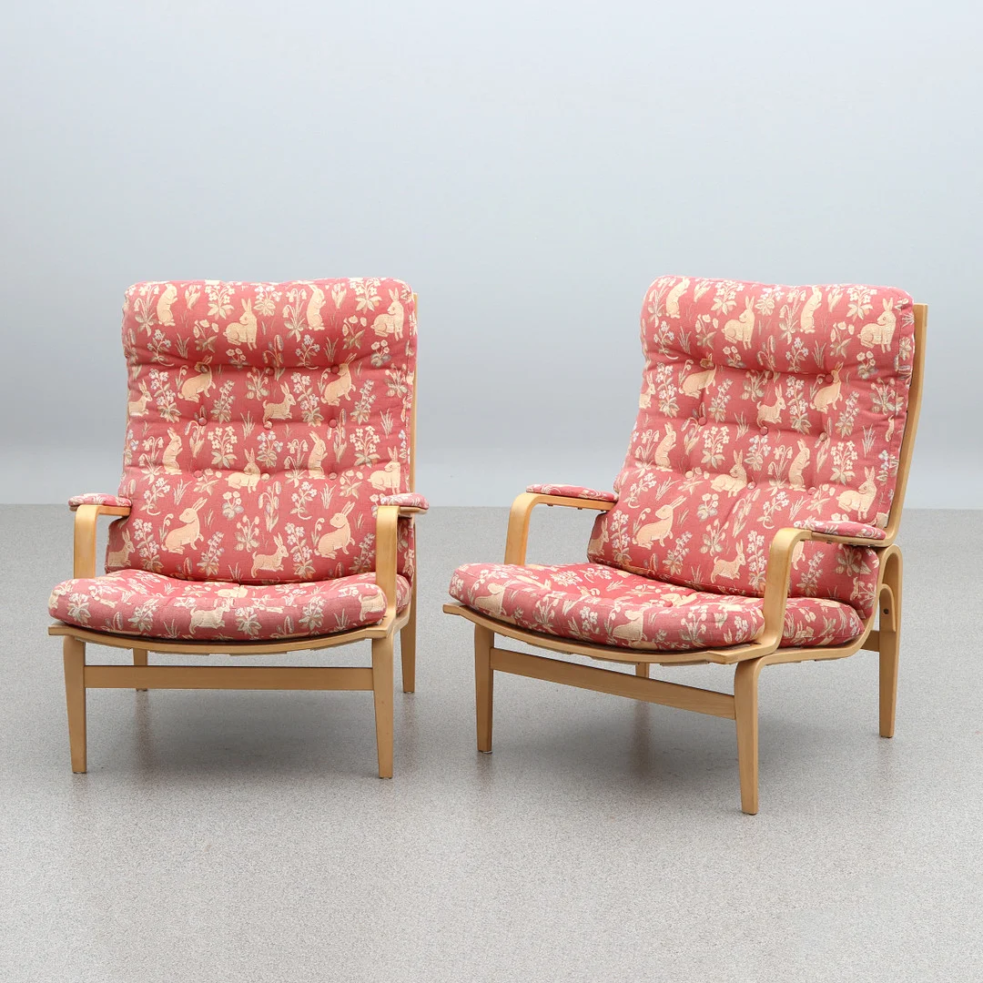 BRUNO MATHSSON. FÅTÖLJER, ETT PAR. Bok och canvas med textilklädda kuddar. "Ingrid hög". Dux, märkta baktill. — Armchairs & Chairs — Skånes Auktionsverk