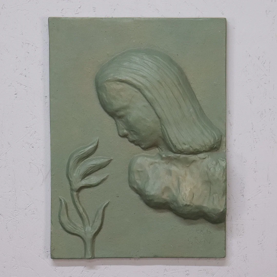 SIGGE BERGGREN. väggrelief, grönpatinerad metall, kvinna med blomma. — European — Markus Auktioner