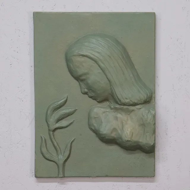 SIGGE BERGGREN. väggrelief, grönpatinerad metall, kvinna med blomma.