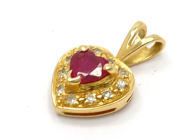 HÄNGE, 18K guld, hjärtslipad rubin, 11 åttkantslipade diamanter ca 0,06 ctv, ca W/VS, vikt 0,8 g.
