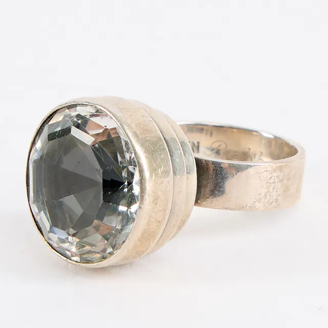 ISAAC COHEN. Ring, silver med bergkristall.