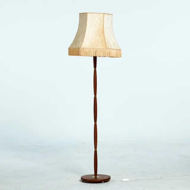 GOLVLAMPA, 1900-talets mitt, teak med detaljer i mässing.
