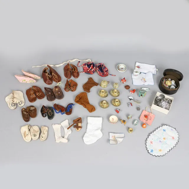 A QUANTITY OF DOLLS HOUSE ACCESSORIES, EARLY 20TH CENTURY AND LATER.
