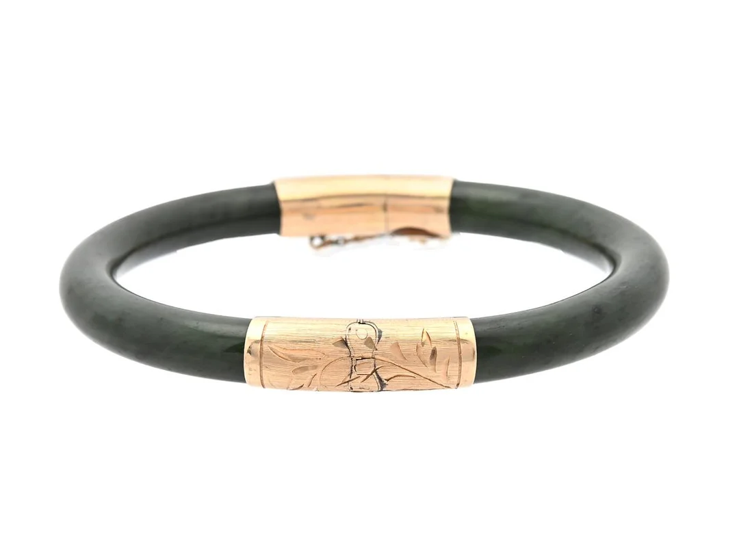 ARMRING, 14K guld, nefrit, öppningsbar, innermått ca 17 cm, säkerhetskedja, vikt 28,5 g. — Smycken/Armring — Kaplans