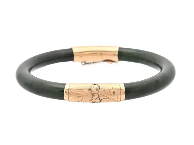 ARMRING, 14K guld, nefrit, öppningsbar, innermått ca 17 cm, säkerhetskedja, vikt 28,5 g.