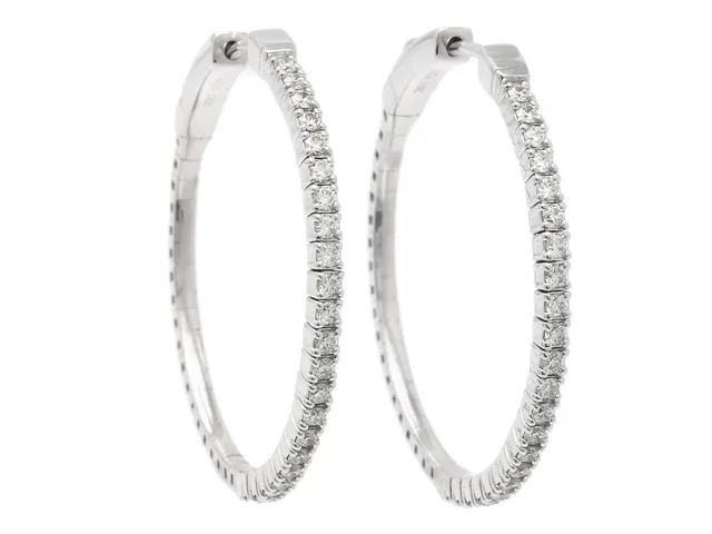 ÖRRINGAR, 18K vitguld, 44 briljantslipade diamanter ca 0,75 ctv, ca TW-W/VVS-VS, diameter 32 mm, flexmodell, vikt 7,7 g.