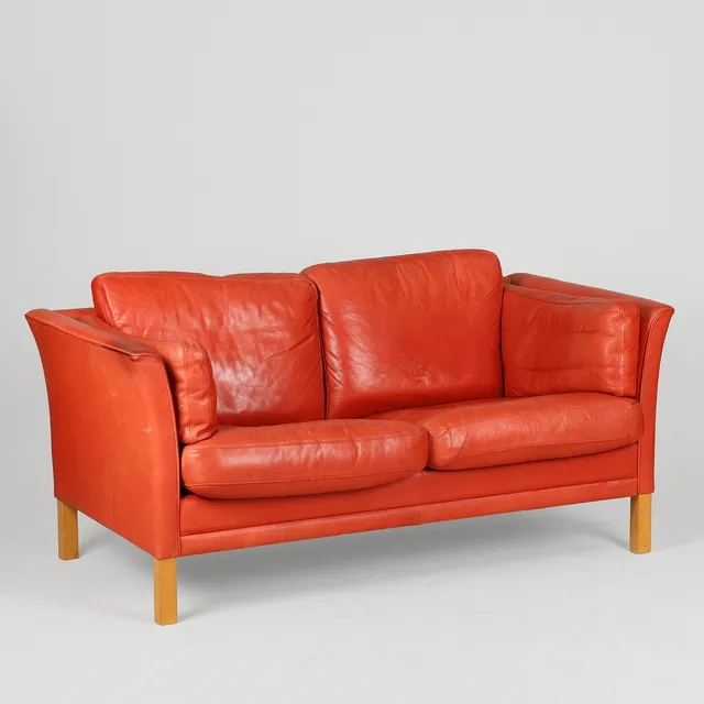MOGENS HANSEN. Sofa betrukket med cognacfarvet læder.