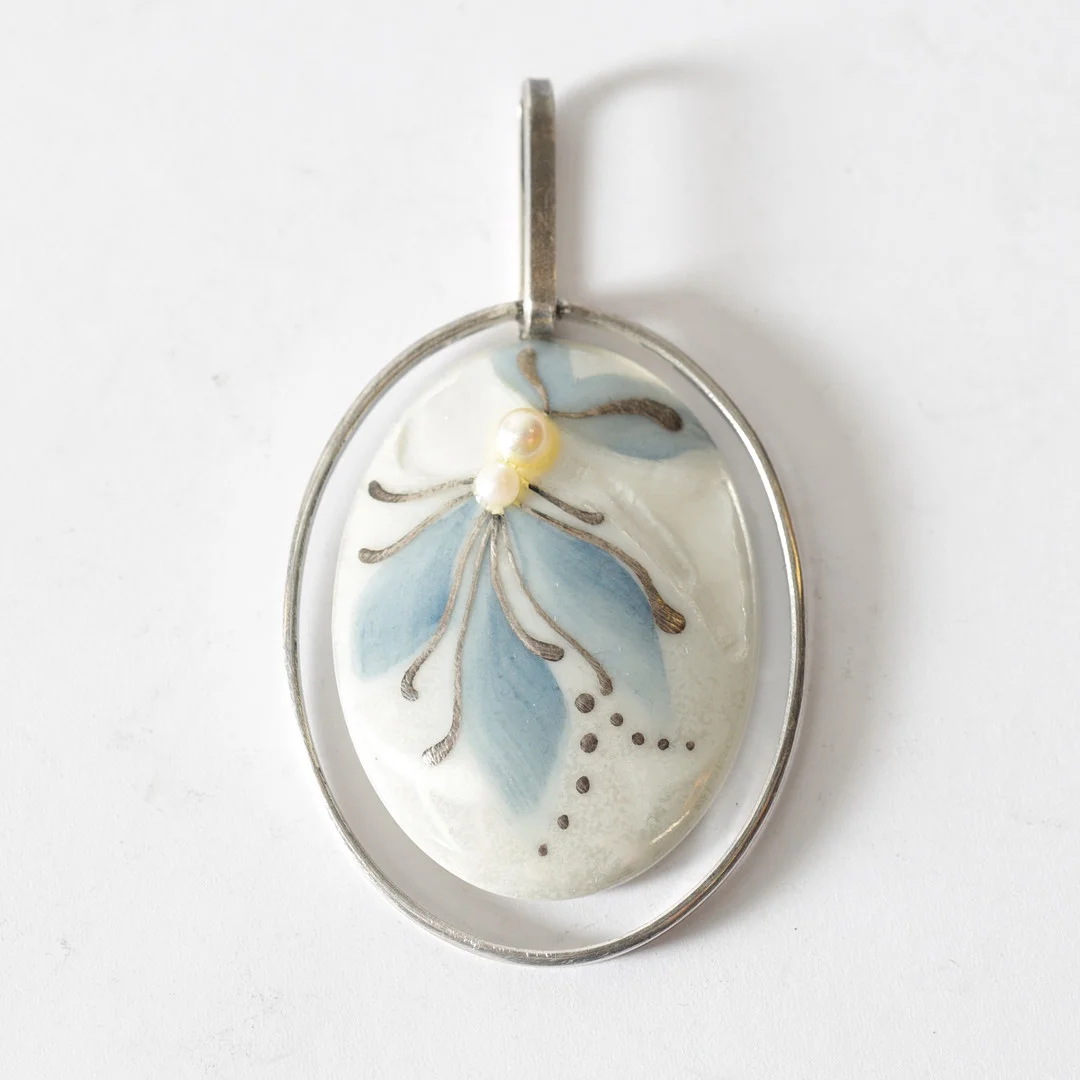 VICTOR JANSON. Hänge, silver och porslin, Lindesberg, 1986. — Brooches & Pendants — Gomér & Andersson Nyköping