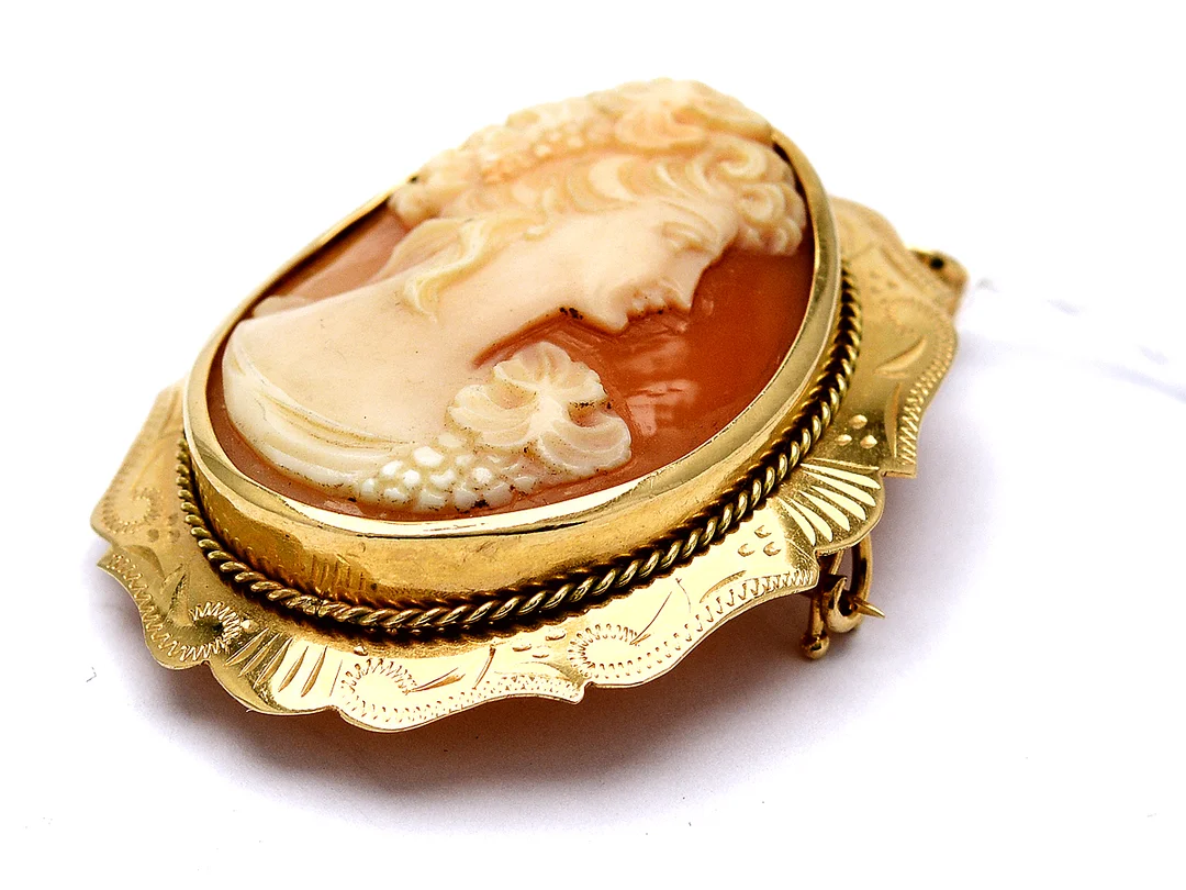 Hänge/Brosch 18K 7,8g med Camé L:2,5cm B: 2cm — Smycken/Hänge — Kaplans