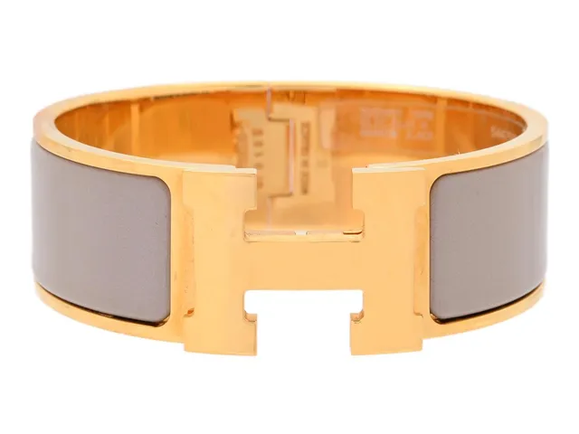 HERMÈS, ARMRING, Clic Clac H Bracelet, beige emalj, guldfärgade beslag, bredd 2 cm, diameter 5 cm, originalkvitto från 2020, smyckespåse, originalask. Very Good Condition.