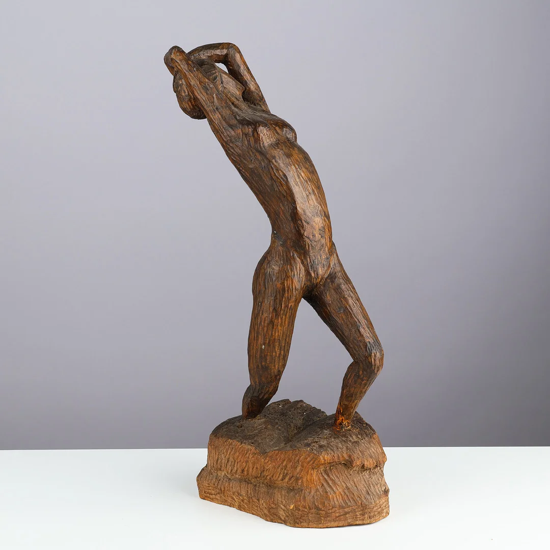 UBEKENDT KUNSTNER. Skulptur af udskåret træ, udstrakt kvindefigur, usigneret. — Sculptures & Bronzes — Palsgaard Kunstauktioner