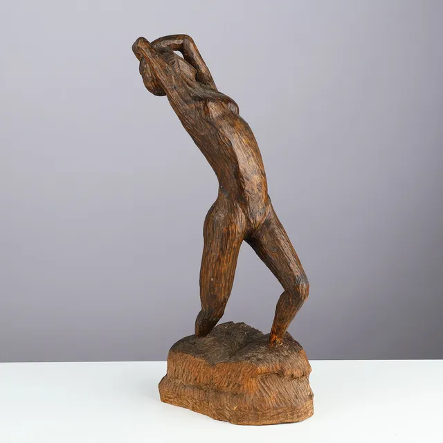 UBEKENDT KUNSTNER. Skulptur af udskåret træ, udstrakt kvindefigur, usigneret.