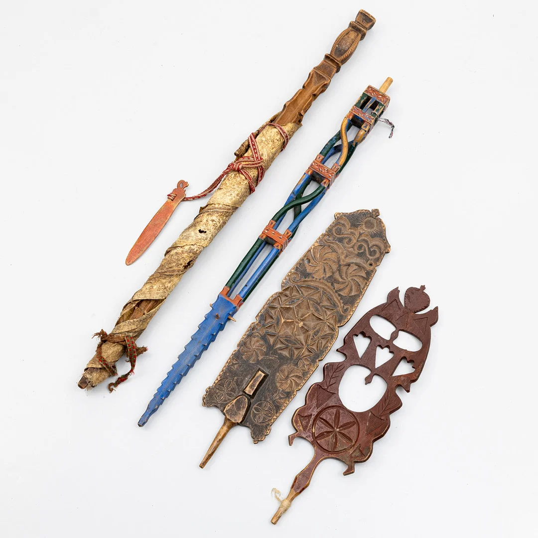 LINFÄSTEN, 2 st, samt ROCKBLAD 2 st, trä, 1800-tal. — Tools & Gears — Auktionshuset Kolonn