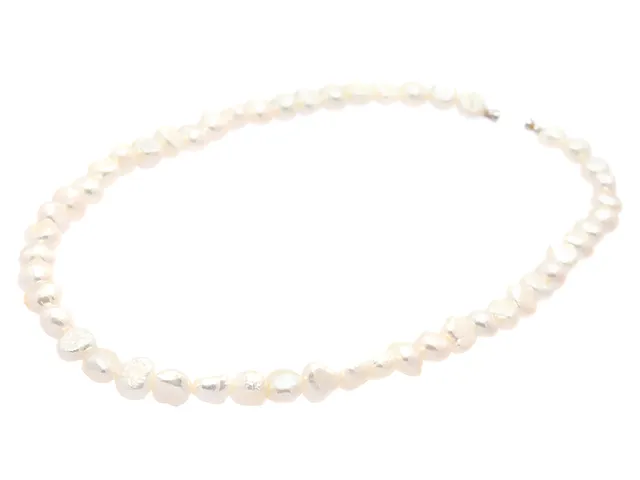 OLE LYNGGAARD, collier, sötvattenspärlor, barock form, dobbar, ej lås, längd 42 cm.