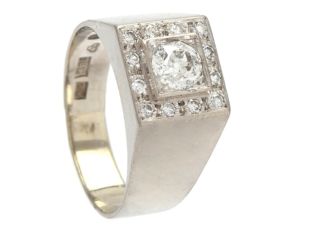 RING, 18K vitguld, gammalslipad diamant ca 0,40 ct, ca TW/P, 10 åttkantslipade diamanter ca 0,10 ctv, ca TW/VS, John Petterssons Eftr Juvelerar, Stockholm 1969, stl 17,5 mm, vikt 5,2 g, mittstenen har liten skada och slitage. — Smycken/Ring — Kaplans