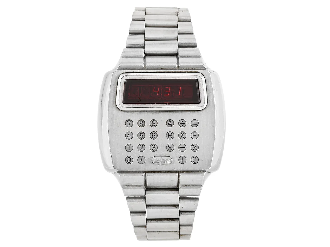 PULSAR, Time Computer Calculator, LED, Boett nr. 722842 / 901, herrur, 40,5 x 41,5 (47) mm, stål, digital, quartz, plexiglas, integrerad originallänk, viklås, ca 1977. — Klockor/Pulsar — Kaplans