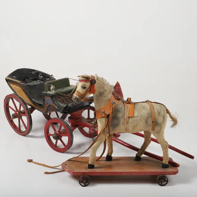 LEKSAKSHÄST OCH VAGN, trä/textil, 1900-talets första del.