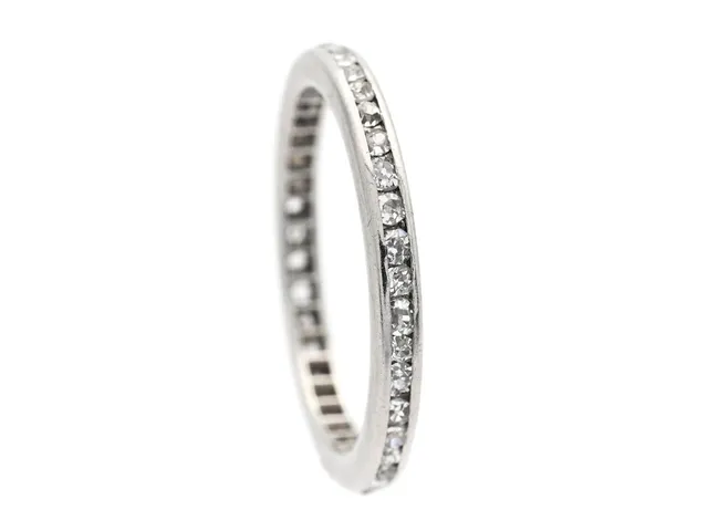 HELALLIANSRING, platina, 40 äldre åttkantslipade diamanter ca 0,40 ctv, stl 15,75 mm, vikt 2,4 g, några diamanter skadade.