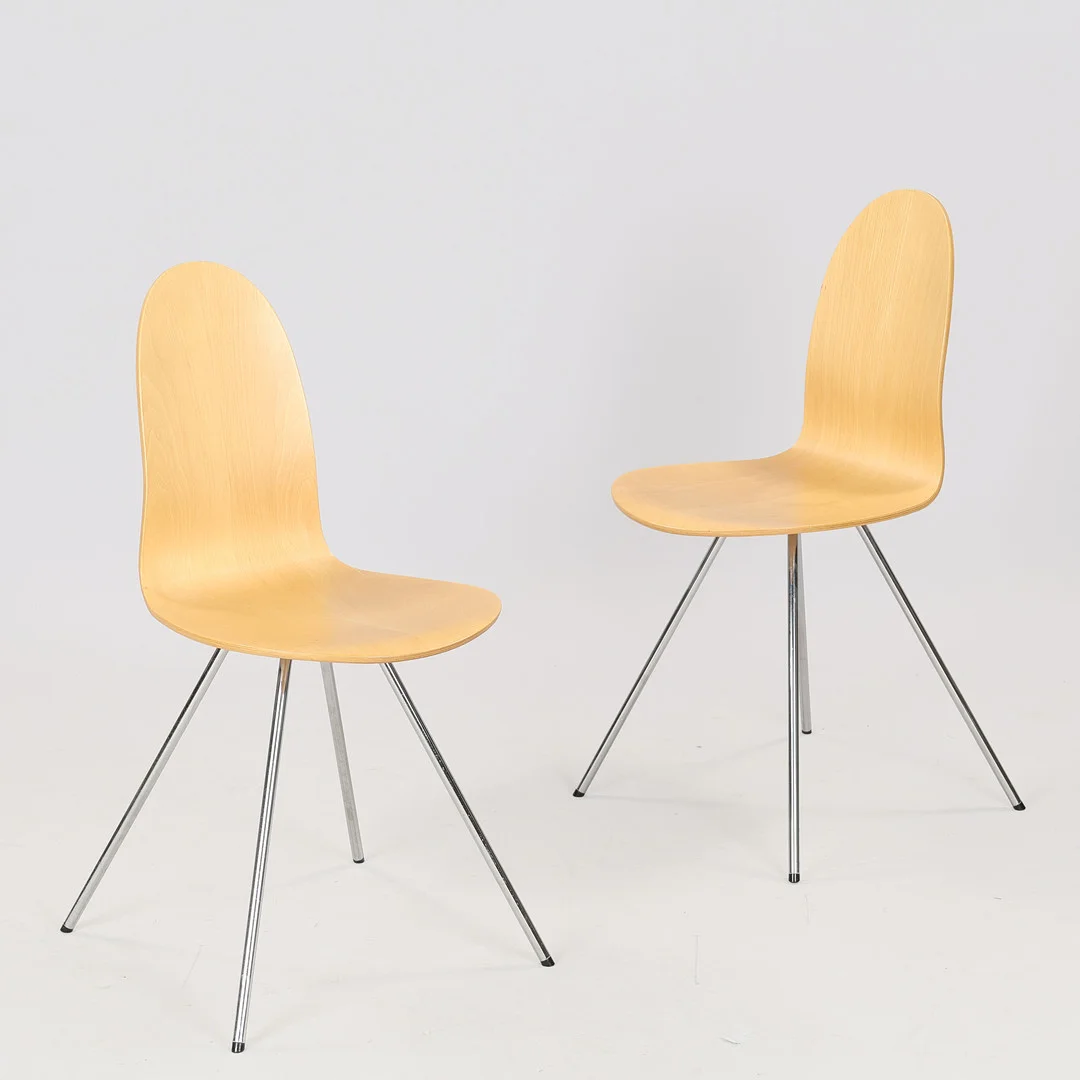 ARNE JACOBSEN (1902–1971). Et par "Tungen" stole med skaller af formspændt ahorn, ben af forkromet stål, model nr. 3102, Fritz Hansen, Danmark, formgivet 1955, (2). — Armchairs & Chairs — Palsgaard Kunstauktioner