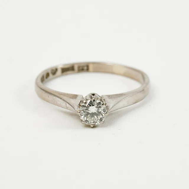 RING, 18 k vitguld, briljantslipad diamant, ca 0.26 ct, H-I/SI, Rosengren & Eriksson Guldsmedja, Stockholm, 1965.