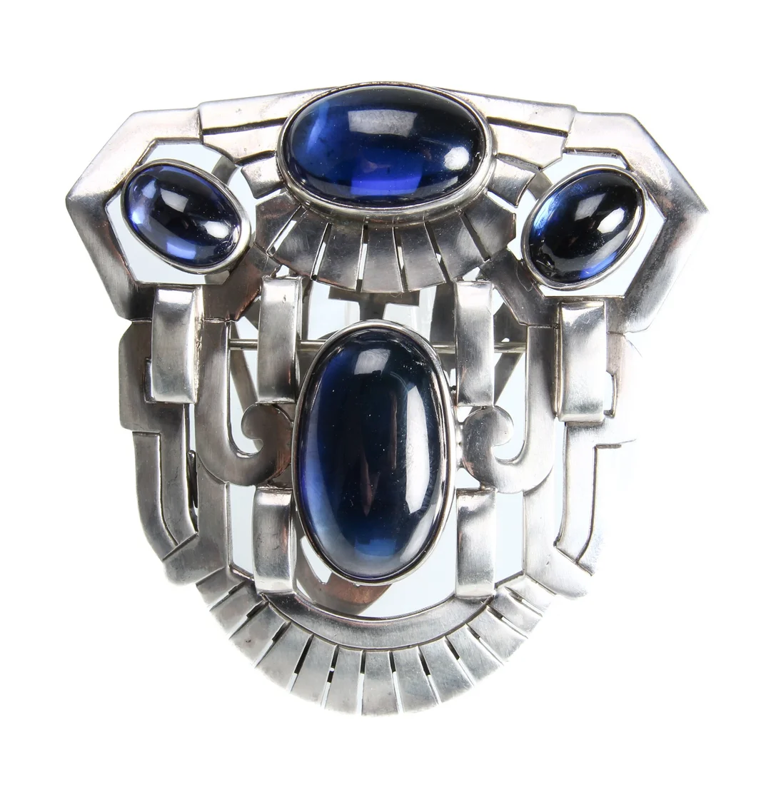 Heavy openwork platinum brooch with synthetic sapphires — Jewellery/Brooches — Lauritz