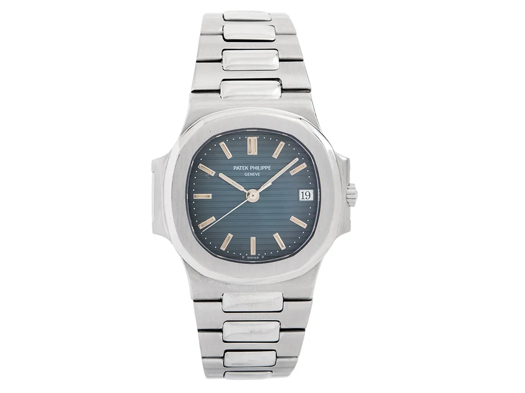 PATEK PHILIPPE, Geneve, Nautilus, Cal 335SC, Serie nr. 3021766, Ref nr. 3800/001, Boett nr. 4004720, herrur, 37 x 39 mm, stål, automatisk, safirglas (skadat), datum, integrerad originallänk, viklås, servad mars 2018, cert, april 1997, box (skadad), ytterkartong. — Klockor/Patek Philippe — Kaplans