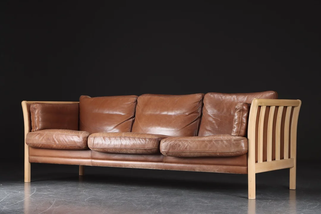 Mogens Hansen. Tre pers. sofa af bøgetræ og læder — Furniture/Lounge suites, sofas — Lauritz