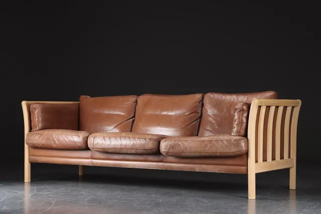 Mogens Hansen. Tre pers. sofa af bøgetræ og læder