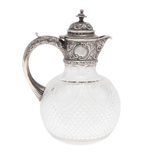 AN EARLY 20TH CENTURY SILVER MOUNTED CUT GLASS CLARET JUG.