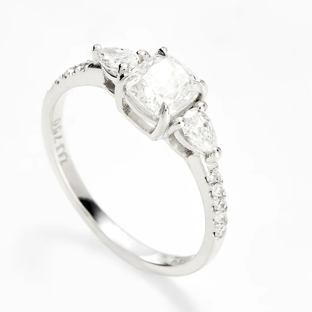 Ring med en cusion-cut brilliant og diamanter — Ring med en cusion-cut brilliant og diamanter — Smykker/Smykker — Blomqvist