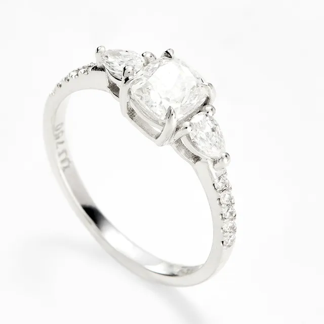 Ring med en cusion-cut brilliant og diamanter — Ring med en cusion-cut brilliant og diamanter