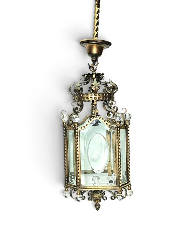Farol de techo acristalado en latón trabajado. Con detalle de cuentas en cristal.