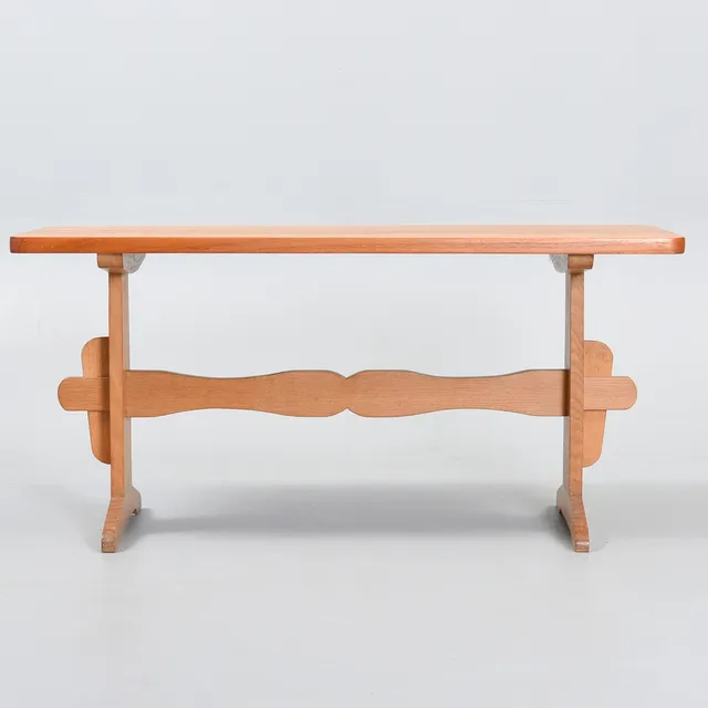 DANSK SNEDKERMESTER. Sofabord, bordplade af teak og stel af eg. Midten af det 20. århundrede.