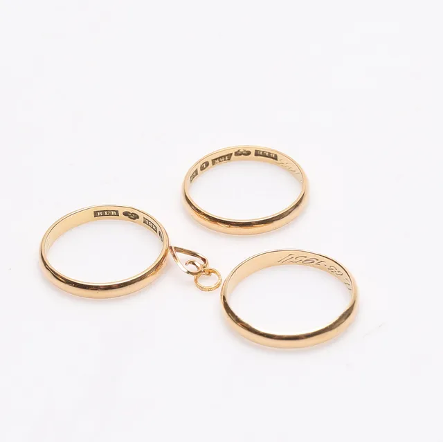 RINGAR, 3 st och HÄNGE, guld 18K, vikt ca. 10,2 gram.