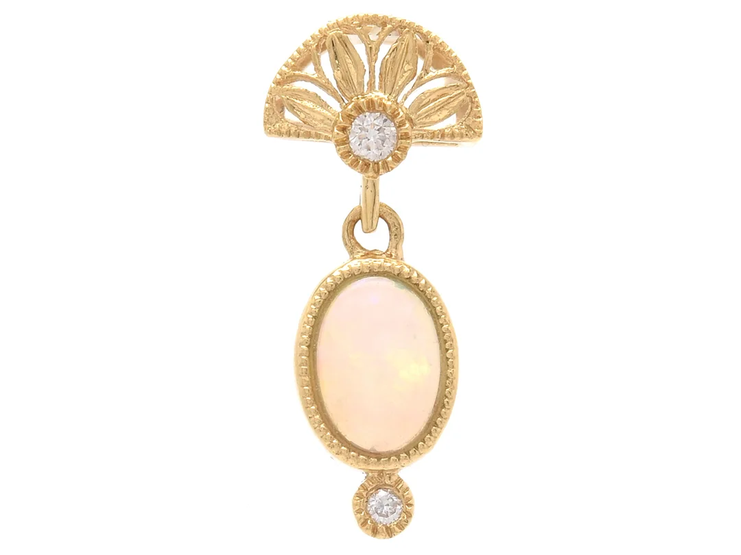 HÄNGE, 18K guld, opal 0,36 ct, 2 briljantslipade diamanter ca 0,04 ctv, vikt 1,3 g. — Smycken/Hänge — Kaplans
