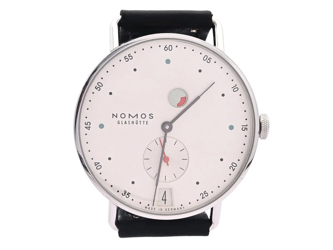 Nomos Glashütte Metro Date Power Reserve, 37 mm, stål, manuell, cal. DUW 4101, liten sekundvisare, datum, referensnummer. METRO 6819 serienummer. 6556, svart läderband med bygelspänne, med certifikat 2021, med originaletui — Klockor/Glashütte — Kaplans