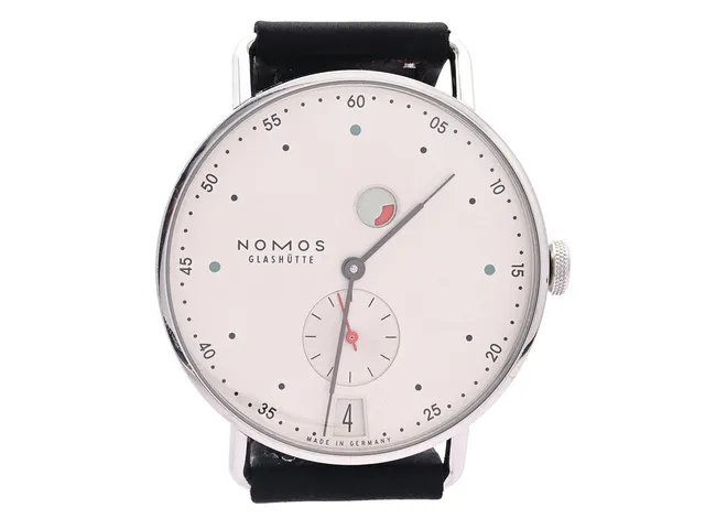 Nomos Glashütte Metro Date Power Reserve, 37 mm, stål, manuell, cal. DUW 4101, liten sekundvisare, datum, referensnummer. METRO 6819 serienummer. 6556, svart läderband med bygelspänne, med certifikat 2021, med originaletui
