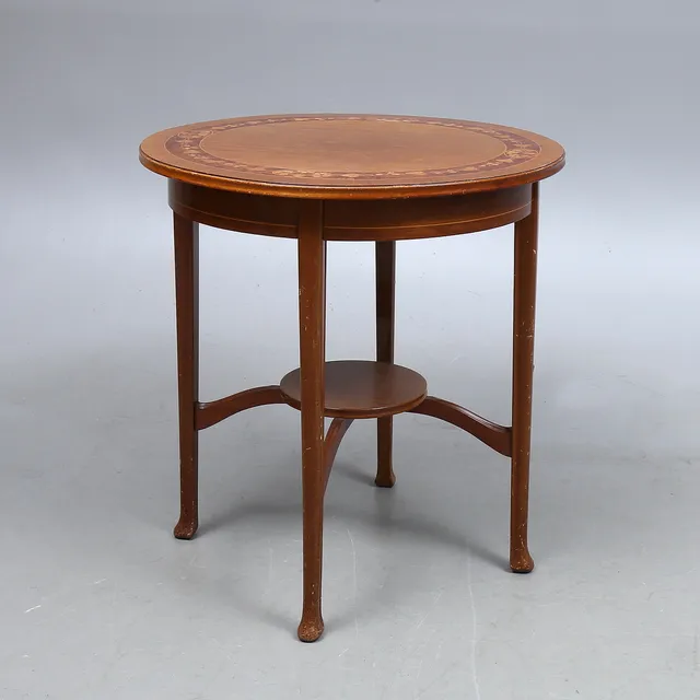 SIDOBORD, med dekor av intarsia, 1900-talets början.
