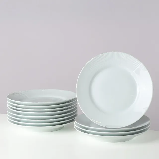 LOUISE CAMPBELL (F. 1970). Sæt på 12 tallerkener af porcelæn, "Hvid Elements", modelnr. 625, Royal Copenhagen, Danmark, formgivet 2008, (12).