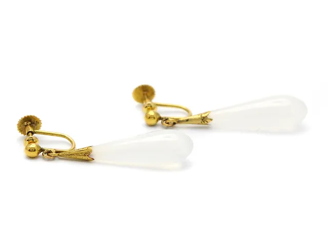 ÖRHÄNGEN, 18K guld, kalcedon, skruvmekanism, längd 3,5 cm, längd 3,6 cm, vikt 5,6 g.