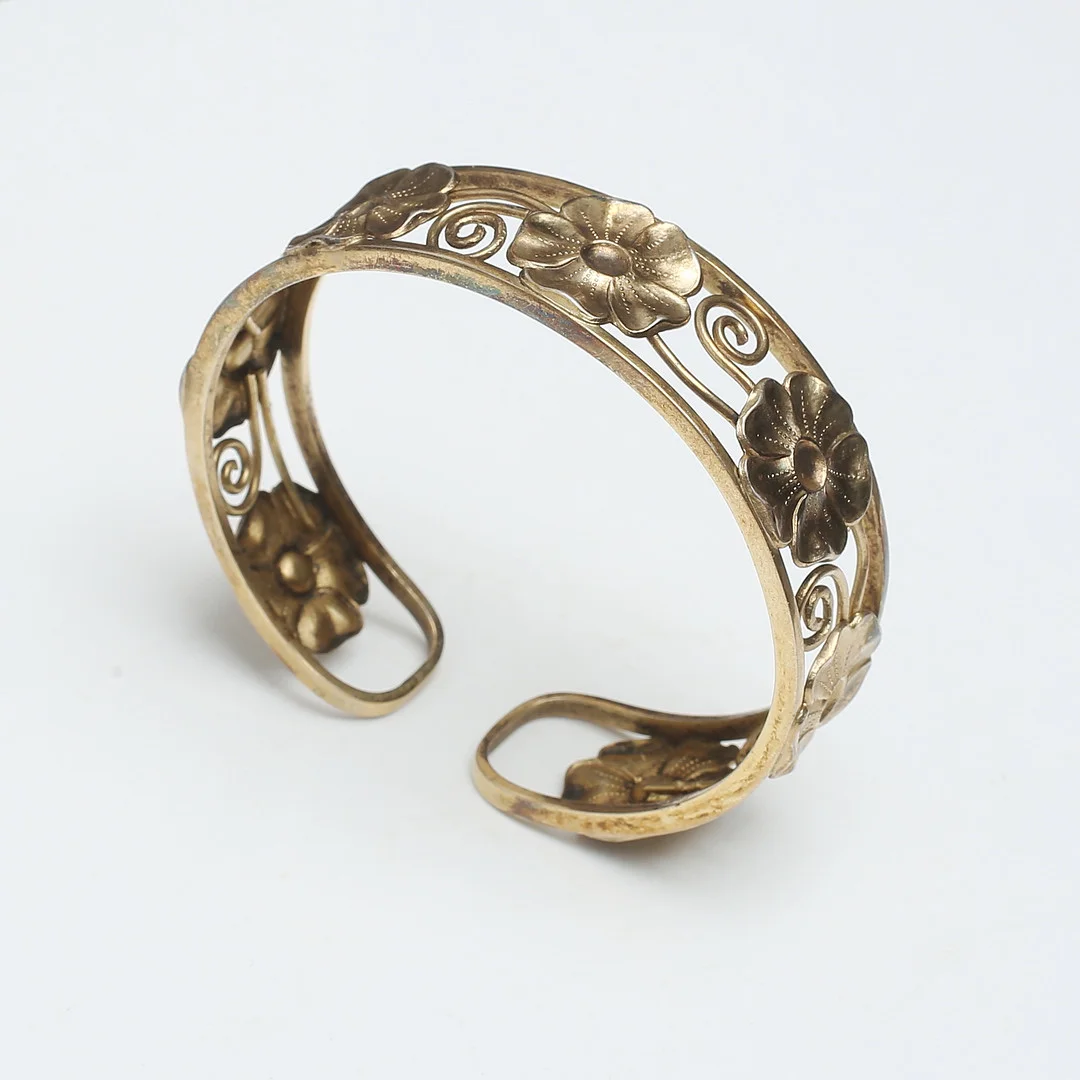 ARMRING, förgyllt silver, Ekström & Blohm Aktiebolag, Falköping, 1951. — Bracelets — Auktionshuset Kolonn