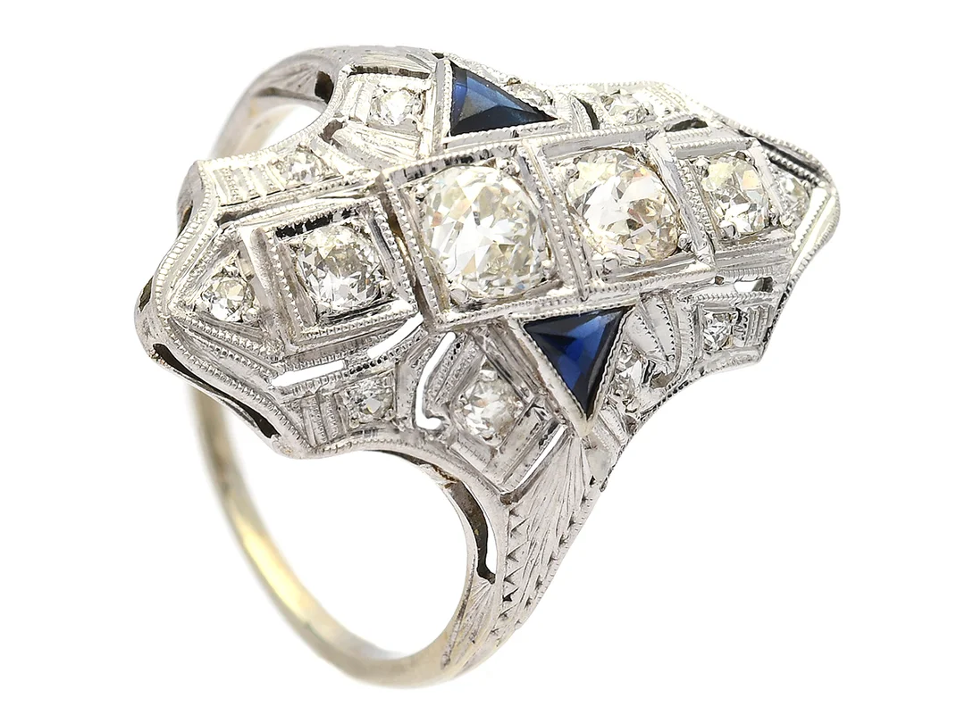 RING, 18K vitguld, syntetiska safirer, 14 gammalslipade diamanter ca 0,90 ctv, ca TCr-TCa/VS-SI, stl 17,75 mm, vikt 3,9 g, flera diamanter har nagg och skador. — Smycken/Ring — Kaplans