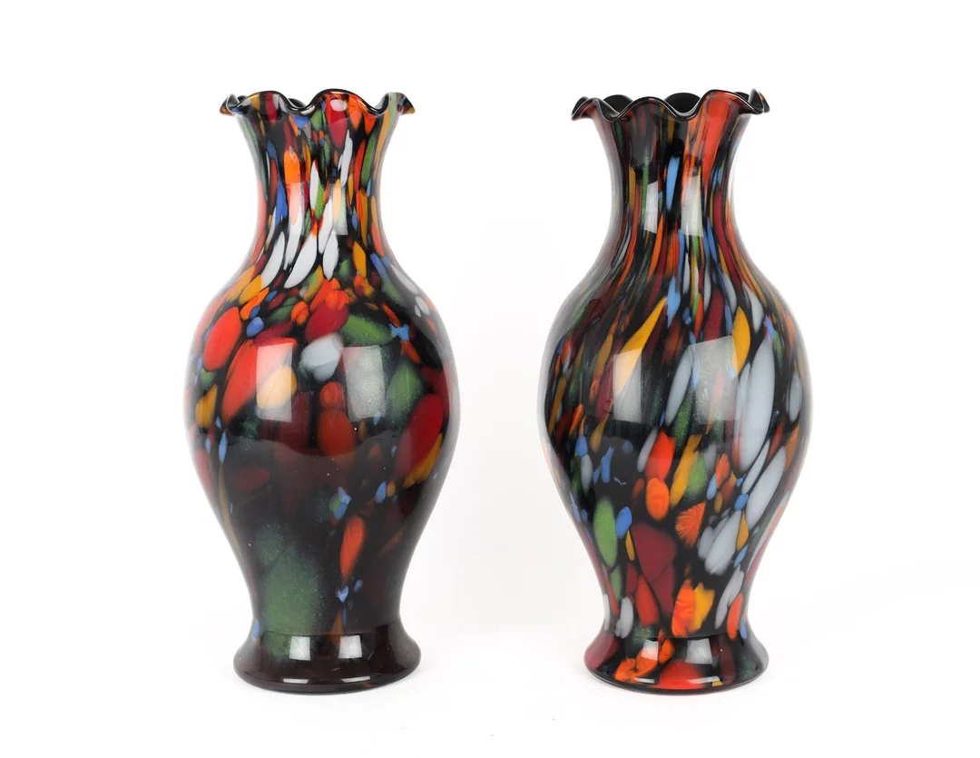 A pair of stained glass vases, probably Italy, mid-20th century (2) — Glass, porcelain and ceramics/Vases, bowls, dishes — Lauritz