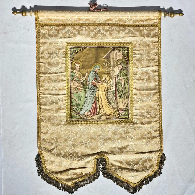 Estandarte con escena de La Visitación pintada a mano.