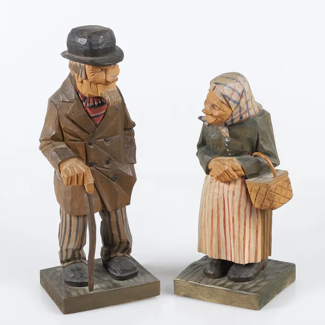 HERMAN ROSELL (1893-1969). Träfigurer, 2 st. gubbe och gumma, snidade och bemålade, monogramsignerade H.R 1930.